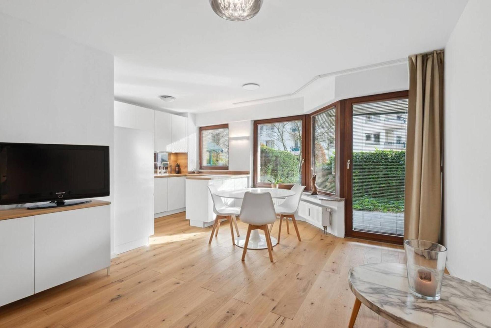 Exclusive Ludenberg Living In Stunning Area *