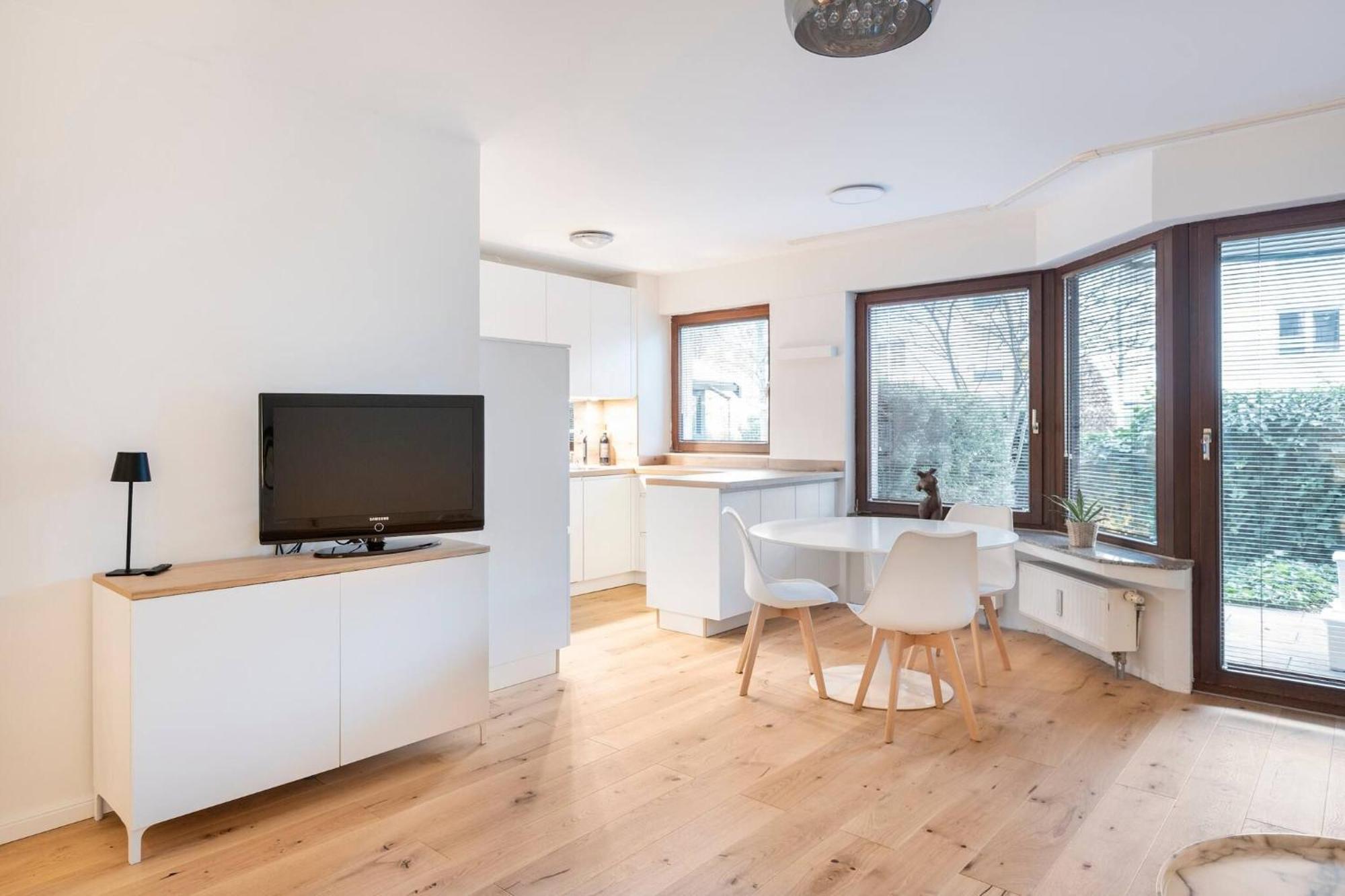 Exclusive Ludenberg Living In Stunning Area *